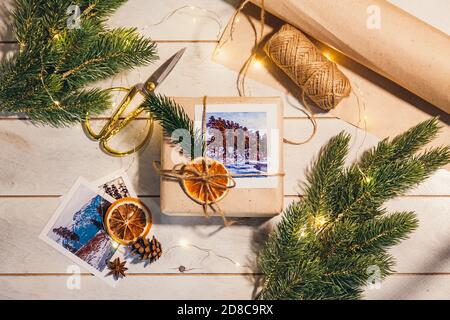 Confezione regalo senza sprechi e stile ecologico: Carta ruvida naturale, corda di iuta, rametti di abete rosso, forbici vintage. Foto Stock