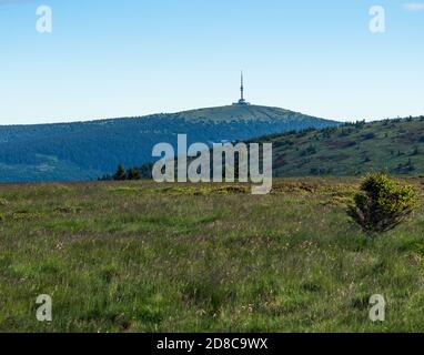 Praded collina con torre di comunicazione da Jeleni hrbet cima collina Nelle montagne di Jeseniky nella repubblica Ceca durante la mattina estiva con cielo limpido Foto Stock