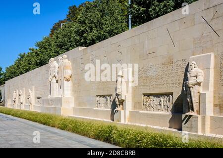 Veduta generale del Muro della riforma di Ginevra, Svizzera, con le statue di Giovanni Calvino e i principali fautori del Calvinismo. Foto Stock