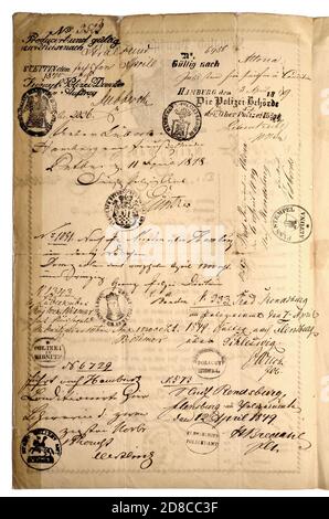 Documento tedesco: Passaporto prussiano (1848/49) con francobolli di controllo alle frontiere e dati manoscritti Foto Stock