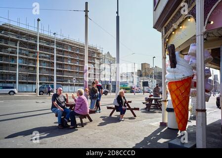 Gelateria con posti a sedere all'esterno sulla Blackpool Prom Foto Stock