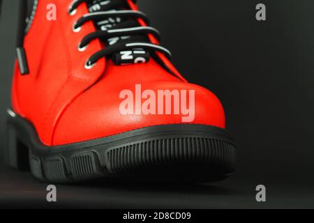 Scarpe invernali donna alla moda, scarpe rosse Foto stock - Alamy