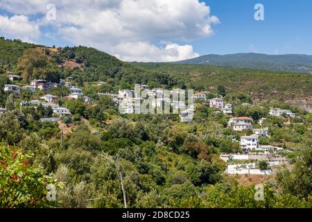 Vista sul villaggio di Kalamaki, la montagna di Pelio, la regione di Volos, la Grecia Foto Stock