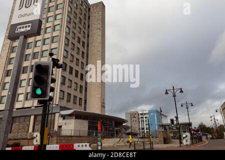 Una vista del Centro Civico Oldham, la sede del Metropolitan Borough Council di Oldham, Inghilterra, Regno Unito Foto Stock