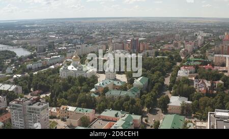 Vista aerea del centro di Penza. Giorno. Una città in via di sviluppo in Russia. Vista aerea della città di Penza. Foto Stock