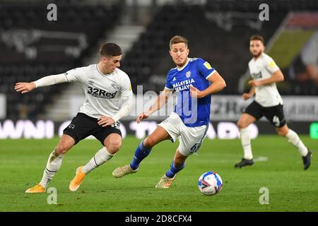 DERBY, INGHILTERRA. 28 OTTOBRE Tom Lawrence della contea di Derby e Will Vaulks della città di Cardiff durante la partita Sky Bet Championship tra Derby County e Cardiff City al Pride Park, Derby mercoledì 28 ottobre 2020. (Credit: Jon Hobley | MI News) Foto Stock