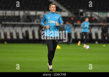 DERBY, INGHILTERRA. 28 OTTOBRE Craig Forsyth della contea di Derby si riscalda prima del calcio d'inizio durante la partita del campionato Sky Bet tra Derby County e Cardiff City al Pride Park, Derby mercoledì 28 ottobre 2020. (Credit: Jon Hobley | MI News) Foto Stock