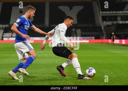 DERBY, INGHILTERRA. 28 OTTOBRE Lee Buchanan della contea di Derby scudi la palla da Will Vaulks della città di Cardiff durante la partita Sky Bet Championship tra Derby County e Cardiff City al Pride Park, Derby mercoledì 28 ottobre 2020. (Credit: Jon Hobley | MI News) Foto Stock