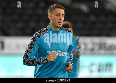 DERBY, INGHILTERRA. 28 OTTOBRE Craig Forsyth della contea di Derby si riscalda prima del calcio d'inizio durante la partita del campionato Sky Bet tra Derby County e Cardiff City al Pride Park, Derby mercoledì 28 ottobre 2020. (Credit: Jon Hobley | MI News) Foto Stock