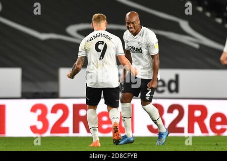 DERBY, INGHILTERRA. 28 OTTOBRE Andre Wisdom della contea di Derby festeggia con Martyn Waghorn della contea di Derby durante la partita del campionato Sky Bet tra la contea di Derby e la città di Cardiff al Pride Park, Derby mercoledì 28 ottobre 2020. (Credit: Jon Hobley | MI News) Foto Stock