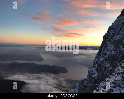 Vista dal Monte Pilatus durante il tramonto guardando a Kriens Foto Stock