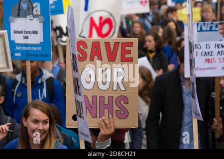 I medici junior manifestano contro la loro proposta di nuovo contratto che il governo vuole introdurre. La British Medical Association (BMA) afferma che il contratto ridurrà la retribuzione per i medici che lavorano ore non sociali, e metterà i pazienti a rischio di farmaci stanchi. La manifestazione è iniziata con il rally a Waterloo Place, seguito da marzo a Parliament Square. Whitehall, Westminster, Londra, Regno Unito. 17 Ott 2015 Foto Stock