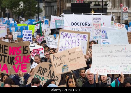 I medici junior manifestano contro la loro proposta di nuovo contratto che il governo vuole introdurre. La British Medical Association (BMA) afferma che il contratto ridurrà la retribuzione per i medici che lavorano ore non sociali, e metterà i pazienti a rischio di farmaci stanchi. La manifestazione è iniziata con il rally a Waterloo Place, seguito da marzo a Parliament Square. Whitehall, Westminster, Londra, Regno Unito. 17 Ott 2015 Foto Stock