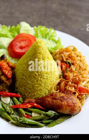 Delizioso e gustoso riso giallo con pollo e verdure Foto Stock