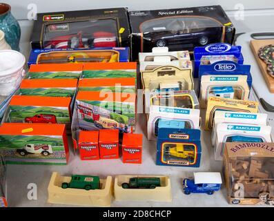 Esposizione di giocattoli di modello di veicolo a motore in scatola da collezione all'asta Foto Stock