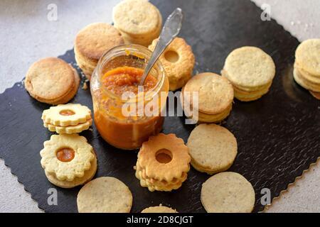 produzione tradizionale rustico biscotti linzer biscotti vintage cottura con un vasetto di marmellata Foto Stock