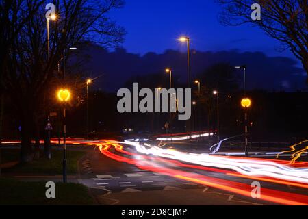 traffico che passa beliisha beacon lampeggiante all'attraversamento zebra al crepuscolo leeds Yorkshire regno unito Foto Stock