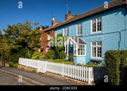 Regno Unito, Inghilterra, Lincolnshire Wolds, Tealby, Front Street, cottage colorati Foto Stock