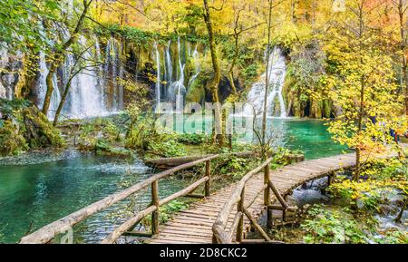 Paesaggio autunnale con cascata nel parco nazionale dei laghi di Plitvice, Croazia Foto Stock