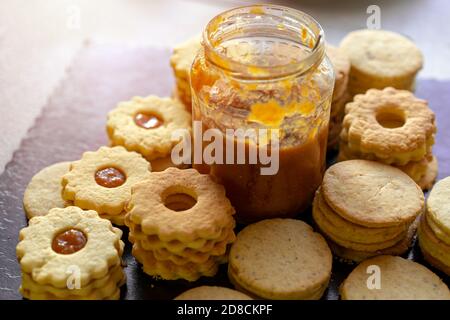 produzione tradizionale rustico biscotto linzer biscotti vintage cottura con un vaso di marmellata . Foto Stock