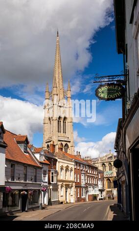 Regno Unito, Inghilterra, Lincolnshire Wolds, Louth, Upgate, St James's Church guglia sopra case e negozi georgiani Foto Stock