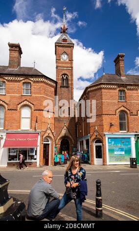 Regno Unito, Inghilterra, Lincolnshire Wolds, Louth, Market Place, Yorkshire Trading Company negozio in ex Market Hall Foto Stock