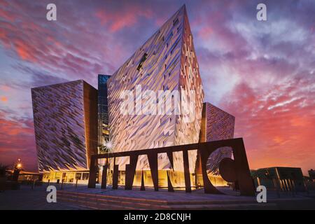 Tramonto sul Titanic Belfast, Belfast, Irlanda del Nord, Regno Unito Foto Stock