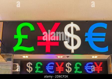 Cancelletto Yen Dollar Euro Sign presso Exchange Office Foto Stock