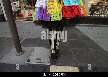 Città del Messico, Messico. 27 Ott 2020. CITTÀ DEL MESSICO, MESSICO - OTTOBRE 27: Una donna vestita come Catrina per celebrare le tradizioni messicane del giorno dei morti (dia de Muertos) visto in centro in mezzo alla nuova pandemia del coronavirus il 27 ottobre 2020 a Città del Messico, Messico. Credit: Ricardo Castelan Cruz/Eyepix Group/The Photo Access Credit: The Photo Access/Alamy Live News Foto Stock