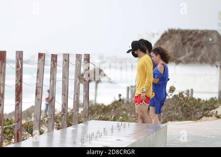 Cancun, Messico. 27 Ott 2020. CANCUN, MESSICO - OTTOBRE 27: Le persone sono evacuate a causa dell'arrivo dell'uragano Zeta nella categoria 1 della scala Saffir-Simpson; è il terzo fenomeno ambientale del suo genere che è stato registrato in un mese. Le autorità statali hanno avviato un'operazione di prevenzione in cui il 27 ottobre 2020 a Cancun, in Messico, sono stati allestiti più di 70 rifugi per le persone colpite. Credit: Rodolfo Flores/Eyepix Group/The Photo Access Credit: The Photo Access/Alamy Live News Foto Stock