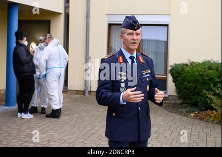 Freital, Germania. 29 Ott 2020. Il tenente generale Martin Schelleis (r) si trova di fronte ai soldati della Bundeswehr durante la sua visita alla casa di riposo 'Jochhöh'. I soldati sostengono il lavoro del personale infermieristico nella casa degli anziani. Credit: Sebastian Kahnert/dpa-Zentralbild/dpa/Alamy Live News Foto Stock