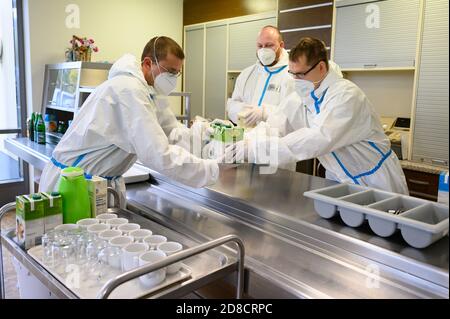 Freital, Germania. 29 Ott 2020. I soldati delle forze armate tedesche preparano il pranzo in occasione di un evento stampa nella sala da pranzo della casa di riposo 'Jochhöh'. I soldati sostengono il lavoro del personale infermieristico nella casa di riposo. Credit: Sebastian Kahnert/dpa-Zentralbild/dpa/Alamy Live News Foto Stock