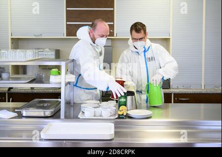 Freital, Germania. 29 Ott 2020. I soldati delle forze armate tedesche preparano il pranzo in occasione di un evento stampa nella sala da pranzo della casa di riposo 'Jochhöh'. I soldati sostengono il lavoro del personale infermieristico nella casa di riposo. Credit: Sebastian Kahnert/dpa-Zentralbild/dpa/Alamy Live News Foto Stock