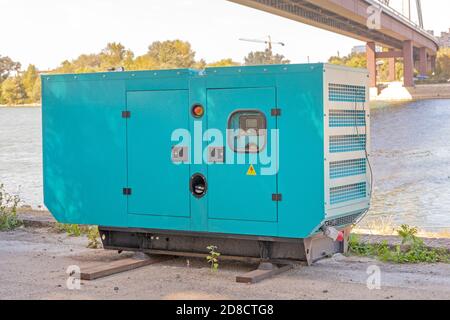 Big Diesel Power Stand by Generator at River Coast Foto Stock