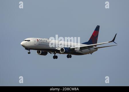 A Delta Air Lines Boeing 737 aerei jet passeggeri che atterrano all'aeroporto internazionale JFK John F. Kennedy di New York, USA. L'aereo è un Boeing 737-900ER a fusoliere con registrazione N803DN. Foto Stock
