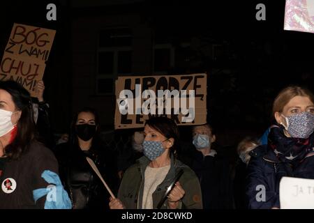 Berlino, Germania. 28 Ott 2020. Manifestazione contro il divieto di aborto da parte del governo polacco a Berlino. (Foto di Beata Siewicz/Pacific Press) Credit: Pacific Press Media Production Corp./Alamy Live News Foto Stock