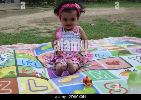 Immagine di bambina dolce in una corona, closeup ritratto di cute 12 mesi di età sorridente ragazza, toddler, adorabile bambina, sorridente e rendendo carino Foto Stock