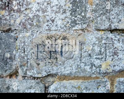 Graffiti realizzati da prigionieri di guerra napoleonici, incisi sulle mura del castello di Portchester, Inghilterra. Foto Stock