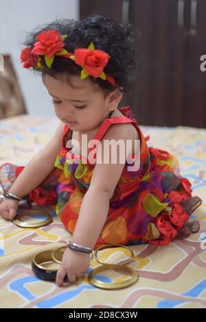 Immagine di bambina dolce in una corona, closeup ritratto di cute 12 mesi di età sorridente ragazza, toddler, adorabile bambina, sorridente e rendendo carino Foto Stock