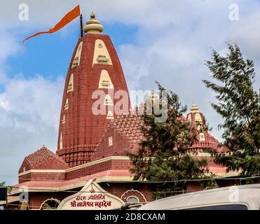 Grande statua shiv. Nageshvara è uno dei templi menzionati nella Shiva Purana ed è uno dei dodici Jyotirlingas. Foto Stock