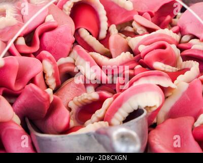 Denti dolci caramelle con una paletta in vendita presso un negozio di dolci Foto Stock