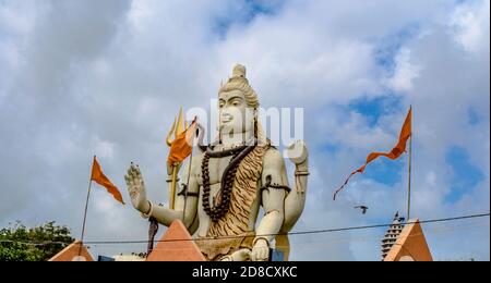 Grande statua shiv. Nageshvara è uno dei templi menzionati nella Shiva Purana ed è uno dei dodici Jyotirlingas. Foto Stock