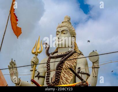 Grande statua shiv. Nageshvara è uno dei templi menzionati nella Shiva Purana ed è uno dei dodici Jyotirlingas. Foto Stock