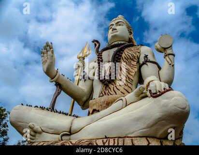 Grande statua shiv. Nageshvara è uno dei templi menzionati nella Shiva Purana ed è uno dei dodici Jyotirlingas. Foto Stock