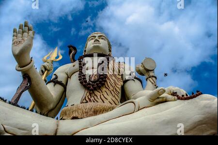 Grande statua shiv. Nageshvara è uno dei templi menzionati nella Shiva Purana ed è uno dei dodici Jyotirlingas. Foto Stock