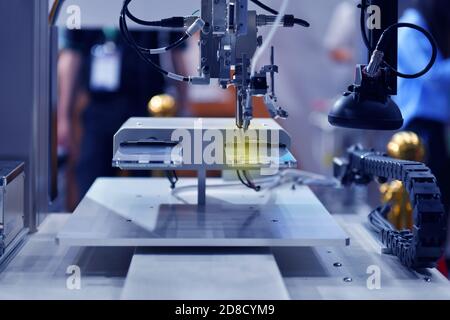 Processo tecnologico di saldatura e assemblaggio dei componenti del chip sulla scheda pcb. Saldatrice automatizzata all'interno dell'industria Foto Stock