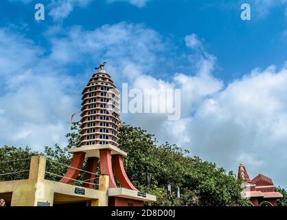 Grande statua shiv. Nageshvara è uno dei templi menzionati nella Shiva Purana ed è uno dei dodici Jyotirlingas. Foto Stock