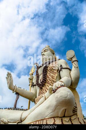 Grande statua shiv. Nageshvara è uno dei templi menzionati nella Shiva Purana ed è uno dei dodici Jyotirlingas. Foto Stock