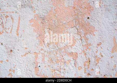 Sfondo della vecchia vernice color pastello incrinato sulla parete di cemento. Foto Stock