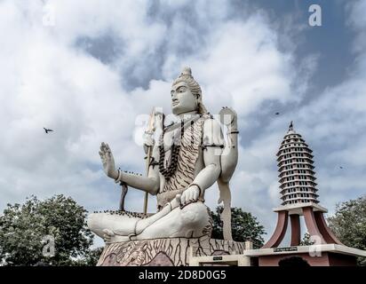 Grande statua shiv. Nageshvara è uno dei templi menzionati nella Shiva Purana ed è uno dei dodici Jyotirlingas. Foto Stock